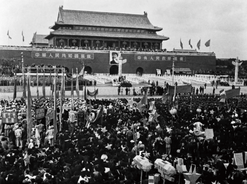 1949年10月1日，中华人民共和国开国大典在北京天安门广场隆重举行.png
